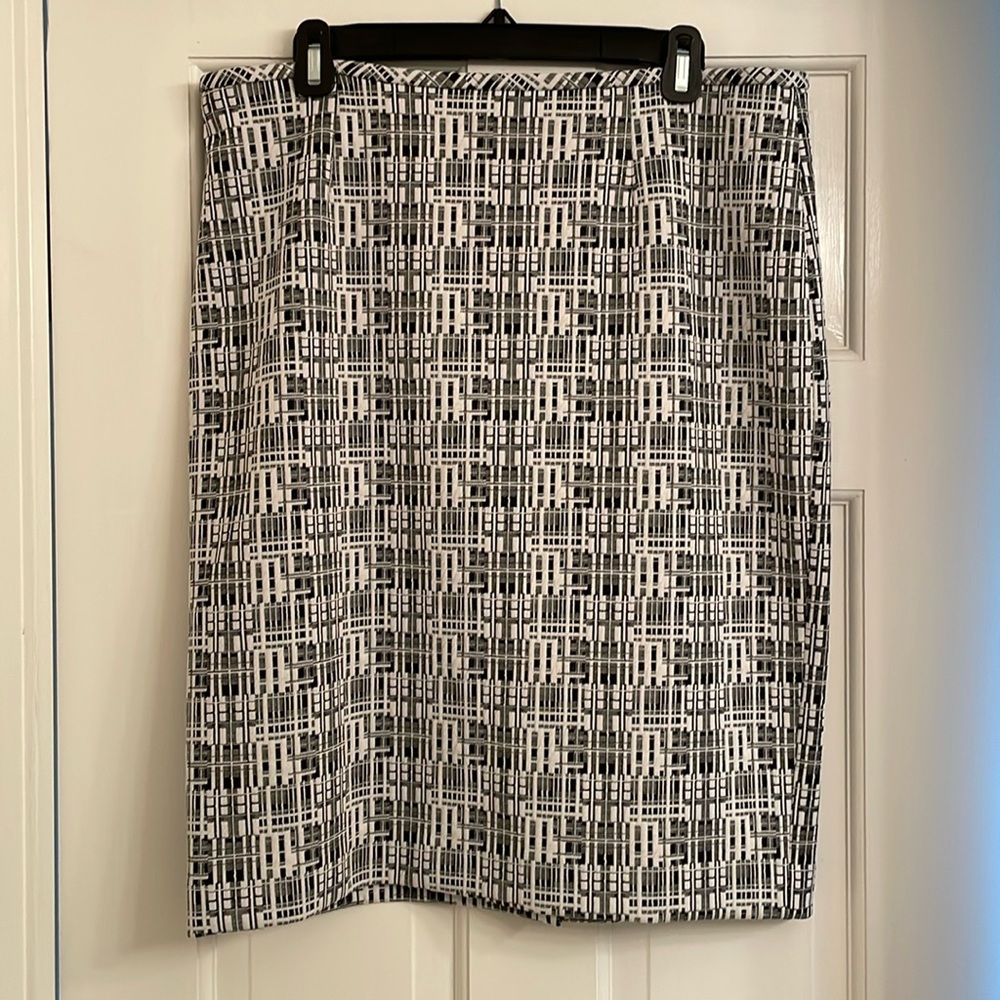 Sz 12 Calvin Klein skirt. Black and White abstract pattern NWOT